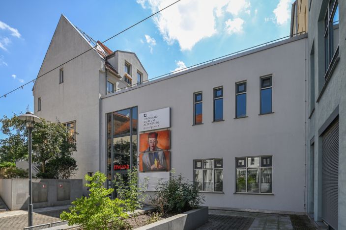 Außenansicht der Fassade des Interim des Lindenau-Museums mit blauem Himmel.